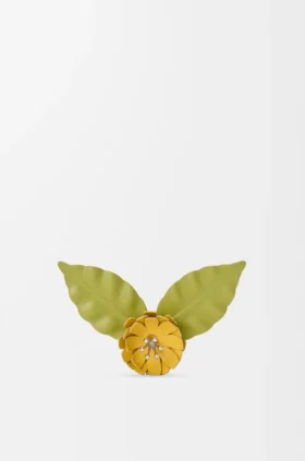 Alfinete em forma de flor em pele de bezerro