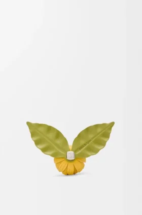 Alfinete em forma de flor em pele de bezerro