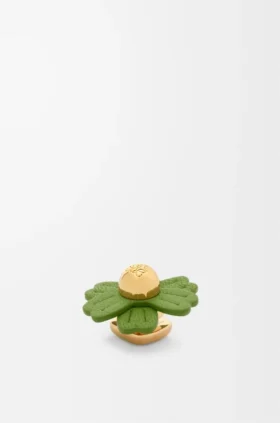 Alfinete em forma de flor em pele de bezerro