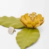 Alfinete em forma de flor em pele de bezerro Alfinete em forma de flor em pele de bezerro