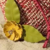 Alfinete em forma de flor em pele de bezerro Alfinete em forma de flor em pele de bezerro