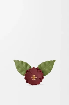 Alfinete em forma de flor em pele de bezerro clássica
