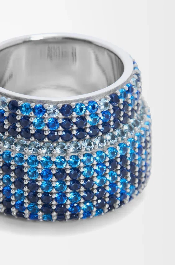 Anel grande com pavé em prata de lei e cristais Anel grande com pavé em prata de lei e cristais