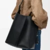 Bolsa Bilbao grande em pele de bezerro lisa Bolsa Bilbao grande em pele de bezerro lisa