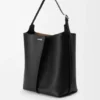 Bolsa Bilbao grande em pele de bezerro lisa Bolsa Bilbao grande em pele de bezerro lisa