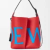 Bolsa Bilbao grande em pele de bezerro lisa com logótipo de grandes dimensões Bolsa Bilbao grande em pele de bezerro lisa com logótipo de grandes dimensões