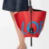 Bolsa Bilbao grande em pele de bezerro lisa com logótipo de grandes dimensões Bolsa Bilbao grande em pele de bezerro lisa com logótipo de grandes dimensões