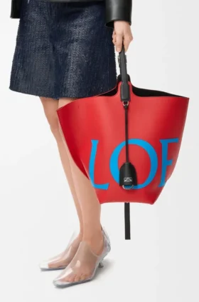 Bolsa Bilbao grande em pele de bezerro lisa com logótipo de grandes dimensões