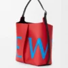 Bolsa Bilbao grande em pele de bezerro lisa com logótipo de grandes dimensões Bolsa Bilbao grande em pele de bezerro lisa com logótipo de grandes dimensões