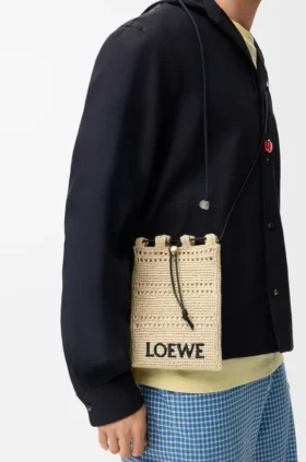 Bolsa com cordão em ráfia