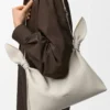 Bolsa de lenço média em pele de bezerro lisa Bolsa de lenço média em pele de bezerro lisa