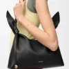 Bolsa de lenço média em pele de bezerro lisa Bolsa de lenço média em pele de bezerro lisa