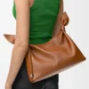 Bolsa de lenço média em pele de bezerro lisa Bolsa de lenço média em pele de bezerro lisa
