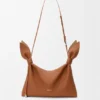 Bolsa de lenço média em pele de bezerro lisa Bolsa de lenço média em pele de bezerro lisa