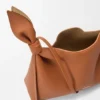 Bolsa de lenço média em pele de bezerro lisa Bolsa de lenço média em pele de bezerro lisa