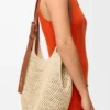 Bolsa Hobo Pequena com Perfurações em Ráfia e Pele de Bezerro Bolsa Hobo Pequena com Perfurações em Ráfia e Pele de Bezerro