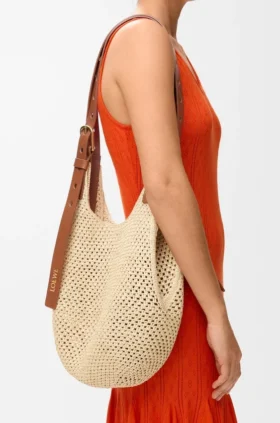 Bolsa Hobo Pequena com Perfurações em Ráfia e Pele de Bezerro