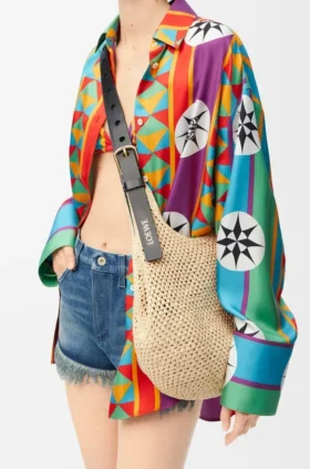 Bolsa Hobo Pequena com Perfurações em Ráfia e Pele de Bezerro