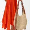 Bolsa Hobo Pequena com Perfurações em Ráfia e Pele de Bezerro Bolsa Hobo Pequena com Perfurações em Ráfia e Pele de Bezerro
