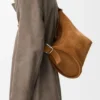 Bolsa «Loop» em pele de bezerro camurçada Bolsa «Loop» em pele de bezerro camurçada