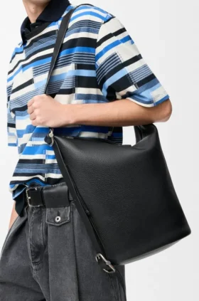 Bolsa Loop em pele de bezerro granulada e flexível