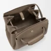 Bolsa Madrid Média em pele de bezerro granulada e flexível Bolsa Madrid Média em pele de bezerro granulada e flexível