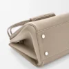 Bolsa Madrid Média em pele de bezerro granulada e flexível Bolsa Madrid Média em pele de bezerro granulada e flexível