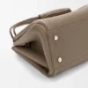 Bolsa Madrid Média em pele de bezerro granulada e flexível Bolsa Madrid Média em pele de bezerro granulada e flexível