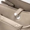 Bolsa Madrid Média em pele de bezerro granulada e flexível Bolsa Madrid Média em pele de bezerro granulada e flexível