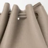Bolsa Madrid Média em pele de bezerro granulada e flexível Bolsa Madrid Média em pele de bezerro granulada e flexível