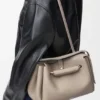 Bolsa Madrid Média em pele de bezerro granulada e flexível Bolsa Madrid Média em pele de bezerro granulada e flexível
