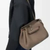 Bolsa Madrid Média em pele de bezerro granulada e flexível Bolsa Madrid Média em pele de bezerro granulada e flexível