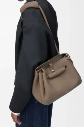 Bolsa Madrid Média em pele de bezerro granulada e flexível