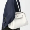 Bolsa Madrid Média em pele de bezerro granulada e flexível Bolsa Madrid Média em pele de bezerro granulada e flexível