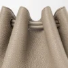 Bolsa pequena de Madrid em pele de bezerro granulada e flexível Bolsa pequena de Madrid em pele de bezerro granulada e flexível