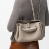 Bolsa pequena de Madrid em pele de bezerro granulada e flexível Bolsa pequena de Madrid em pele de bezerro granulada e flexível