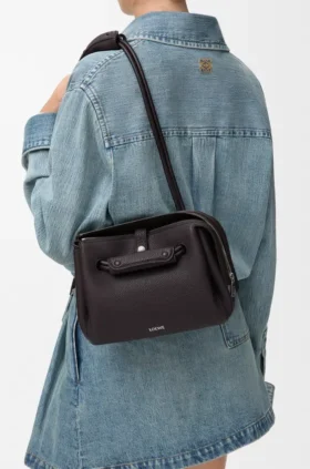 Bolsa pequena de Madrid em pele de bezerro granulada e flexível