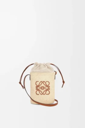 Bolsa quadrada em palha de iraca e pele de bezerro