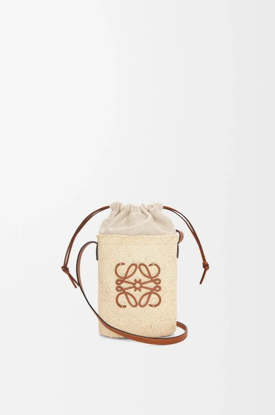 Bolsa quadrada em palha de iraca e pele de bezerro Bolsa quadrada em palha de iraca e pele de bezerro