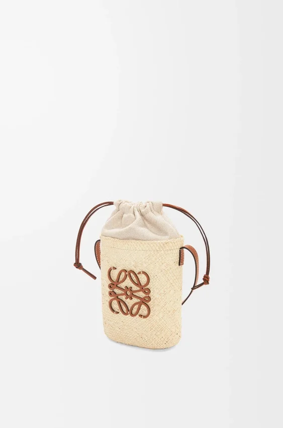 Bolsa quadrada em palha de iraca e pele de bezerro Bolsa quadrada em palha de iraca e pele de bezerro
