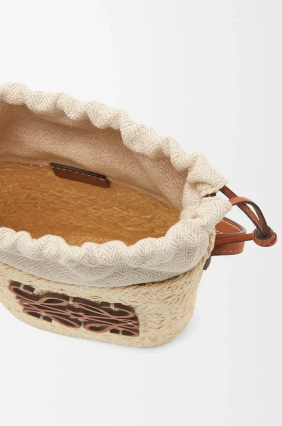 Bolsa quadrada em palha de iraca e pele de bezerro Bolsa quadrada em palha de iraca e pele de bezerro