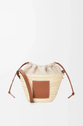 Bolsa tipo balde com cordão em folha de palmeira e pele de bezerro