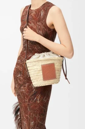 Bolsa tipo balde com cordão em folha de palmeira e pele de bezerro
