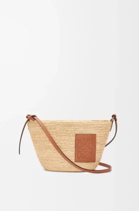 Bolsa tipo pochette com fenda em ráfia e pele de bezerro