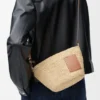 Bolsa tipo pochette com fenda em ráfia e pele de bezerro Bolsa tipo pochette com fenda em ráfia e pele de bezerro