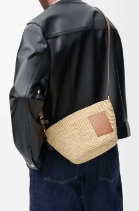 Bolsa tipo pochette com fenda em ráfia e pele de bezerro