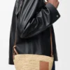 Bolsa tipo pochette com fenda em ráfia e pele de bezerro Bolsa tipo pochette com fenda em ráfia e pele de bezerro