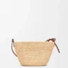 Bolsa tipo pochette com fenda em ráfia e pele de bezerro Bolsa tipo pochette com fenda em ráfia e pele de bezerro