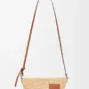 Bolsa tipo pochette com fenda em ráfia e pele de bezerro Bolsa tipo pochette com fenda em ráfia e pele de bezerro