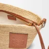 Bolsa tipo pochette com fenda em ráfia e pele de bezerro Bolsa tipo pochette com fenda em ráfia e pele de bezerro